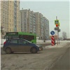 «Даже не тормозил»: красноярцев возмутил проехавший на красный автобус (видео)