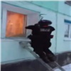 Полицейские выбили все стекла во время штурма коттеджа наркодельцов (видео)