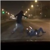 В Красноярске мужчину жестоко избили и бросили на обочине (видео)