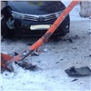 В Красноярске уходившая от ДТП женщина-водитель разбила машину и погнула светофор (видео)