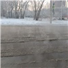 В центре Красноярска из-за засора труб затопило перекресток
