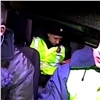 «У меня еще есть»: пойманный после погони пьяный нарушитель отдал полицейским ВАЗ (видео)