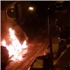 В Красноярске сгорела припаркованная на тротуаре иномарка (видео)