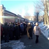 В 20-градусный мороз красноярцы выстроились в огромную очередь на улице за бесплатной газетой