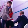 Владимир Путин подписал открытку для больной бабушки красноярского студента (видео)