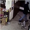 Красноярские воры-неудачники похитили ящик пива и разбили его в магазине (видео)