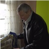 В Ачинске пенсионер спас жену из горящего дома на связанных простынях (видео)