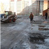 Красноярские дворы чистят от снега и льда перед паводками