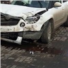 Из-за вылетевшего на тротуар в центре Красноярска автомобиля Skoda в больницу попала женщина