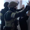 В красноярском аэропорту при посадке в самолет поймали двух террористов (видео)
