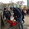 Красноярцы несут цветы и свечи в память о погибших на пожаре в Кемерово (видео)