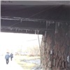 Красноярцы пожаловались на опасные сосульки под мостами