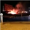 Ночью около стройки улицы Волочаевской сгорели два брошенных дома (видео)