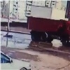 В Солнечном неадекватный мужчина кидался на грузовик и погиб под его колесами (видео)