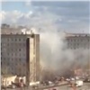 На улице Калинина выгорела комната в общежитии: пожарные вывели из здания пять человек (видео)