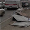 Упавший от сильного ветра баннер повредил три автомобиля в Красноярске