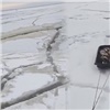 По Красноярскому водохранилищу на льдине дрейфуют рыбаки