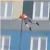 В Советском районе мужчина зашел в чужую квартиру и упал с балкона (видео)