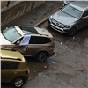 Пьяная автоледи на Mercedes разбила 10 машин на парковке в Академгородке