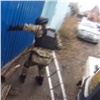 Наркополицейские ворвались в частный дом в Кировском районе и нашли там банку с героином (видео)