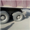В Красноярске у грузовика на ходу разорвалось колесо: щебень с дороги засыпал другие машины (видео)