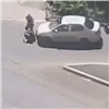 В центре Красноярска иномарка сбила женщину с коляской: ребенка увезли в больницу (видео)