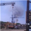 В Лесосибирске горят отходы на лесопилке: площадь пожара около 3000 квадратов