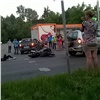 На Свободном байкер с пассажиркой жёстко разбился о поворачивающий автомобиль (видео)
