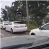 Автомобили красноярской администрации припарковались на проезжей части: как отреагировали в мэрии (видео)