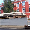 Кафе «Кантри» в центре Красноярска спрятали за забором. Собственник начал реконструкцию
