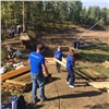 Волонтеры «Норникеля» обустроили экотропу на Столбах и высадили сад в «Бобровом логу»