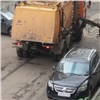 В Советском районе Красноярска неисправный мусоровоз погнул крышу дорогой иномарки