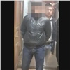 Двое мужчин от имени онлайн-подружки заманили красноярца на свидание и ограбили (видео)