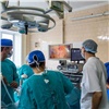 В Красноярске в прямом эфире провели две уникальные операции по удалению опухолей 