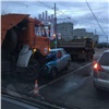 На правобережье Красноярска бесправный «гонщик» на ВАЗе врезался в машину дорожников (видео)