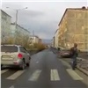 Норильчанин на пешеходном переходе придавил юного велосипедиста к бордюру (видео)