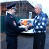 В Курагино полицейский спас неосторожного рыбака и накормил его апельсинами (видео)