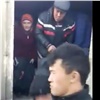 «27 человек в будке ГАЗели»: на дороге под Красноярском задержали «маршрутку» без окон (видео)