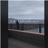 «Попал в трудную ситуацию»: полицейские заговорили красноярца и сняли его с перил Коммунального моста (видео)