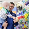 Российский космонавт навестил маленьких пациентов отделения онкологии красноярской детской больницы
