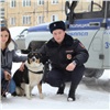 В Норильске полицейские и спасатели вытащили из ледяной воды бродячего пса (видео)