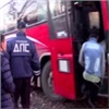 Полицейские не выпустили из Красноярского края автобус с иностранцами на разных колесах (видео)