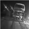Красноярская полиция спасла замерзающего на трассе в 30-градусный мороз водителя автобуса (видео)