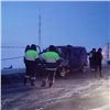 На севере Красноярского края микроавтобус с подростками врезался в КамАЗ. Двое погибших (видео)
