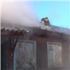 В центре Красноярска сгорел частный дом. Пожарные пытаются найти его хозяев (видео)