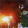 «Улыбки горожан и бомбический фейерверк»: мэр открыл главную ёлку Красноярска и прокатился с цветной горки (видео)
