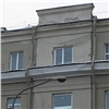 Покрашенный 1,5 месяца назад фасад здания в центре Красноярска начал разваливаться