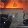 Вечером субботы в Красноярске загорелся автосервис (видео)