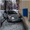 Иномарка с наркокурьерами пыталась скрыться с места задержания и врезалась в дом на правобережье Красноярска