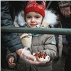 Красноярцы накормили проснувшихся медведей в «Роевом ручье» бутербродами